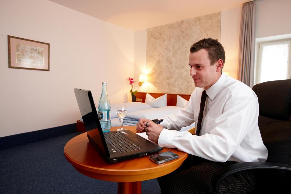Hotel Am Markt Greding Quarto foto